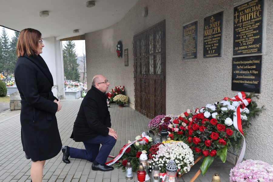 Dr Mateusz Szpytma i dr Ewa Leniart przed kaplicą cmentarną w Błażowej, gdzie spoczywa ks. Michał Pilipiec – Błażowa, 7 grudnia 2024. Fot. Katarzyna Gajda-Bator (IPN)