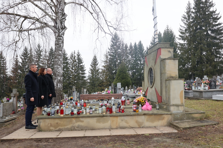 Dr Mateusz Szpytma, dr Ewa Leniart i dr Marcin Bukała na mogile żołnierzy Armii Krajowej – Błażowa, 7 grudnia 2024. Fot. Katarzyna Gajda-Bator (IPN)