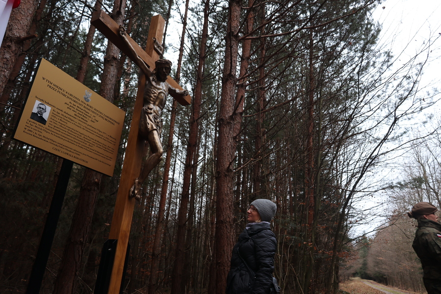 Poświęcenie krzyża upamiętniającego miejsce śmierci ks. Michała Pilipca i pozostałych ofiar – Głogów Młp. 8 grudnia 2024. Fot. Katarzyna Gajda-Bator (IPN)