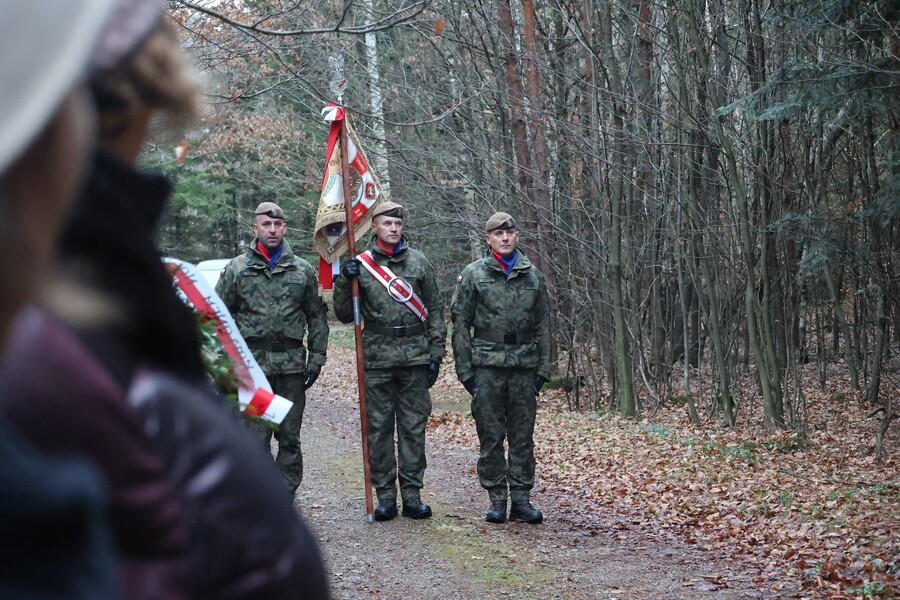 Poświęcenie krzyża upamiętniającego miejsce śmierci ks. Michała Pilipca i pozostałych ofiar – Głogów Młp. 8 grudnia 2024. Fot. Katarzyna Gajda-Bator (IPN)