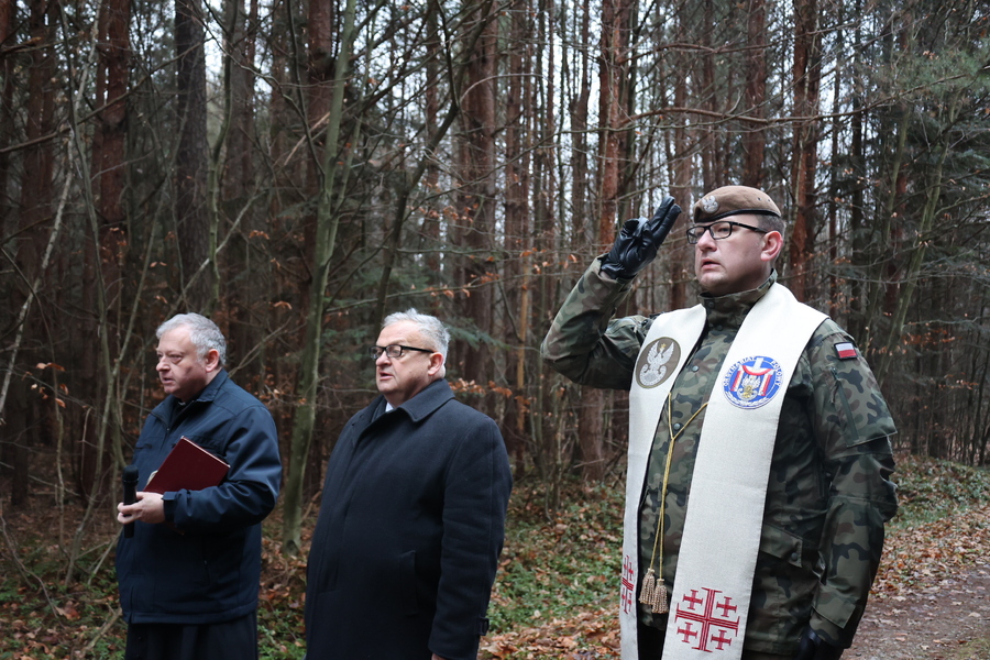 Poświęcenie krzyża upamiętniającego miejsce śmierci ks. Michała Pilipca i pozostałych ofiar – Głogów Młp. 8 grudnia 2024. Fot. Katarzyna Gajda-Bator (IPN)