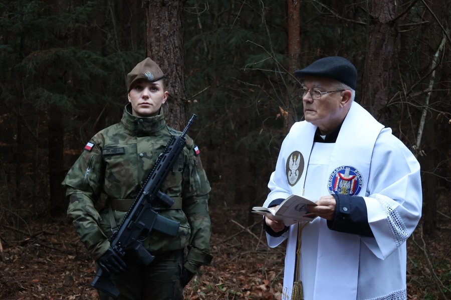 Poświęcenie krzyża upamiętniającego miejsce śmierci ks. Michała Pilipca i pozostałych ofiar – Głogów Młp. 8 grudnia 2024. Fot. Katarzyna Gajda-Bator (IPN)