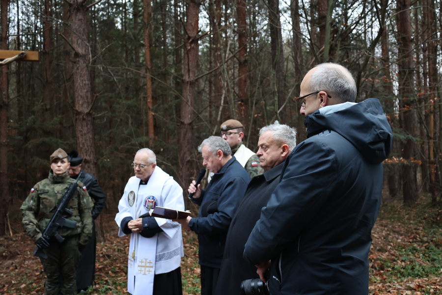 Poświęcenie krzyża upamiętniającego miejsce śmierci ks. Michała Pilipca i pozostałych ofiar – Głogów Młp. 8 grudnia 2024. Fot. Katarzyna Gajda-Bator (IPN)