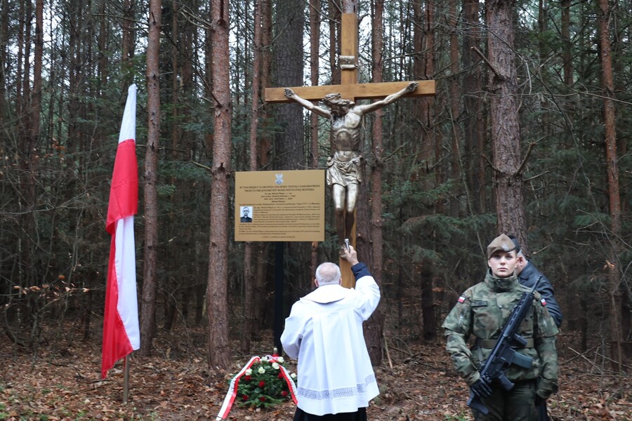Poświęcenie krzyża upamiętniającego miejsce śmierci ks. Michała Pilipca i pozostałych ofiar – Głogów Młp. 8 grudnia 2024. Fot. Katarzyna Gajda-Bator (IPN)