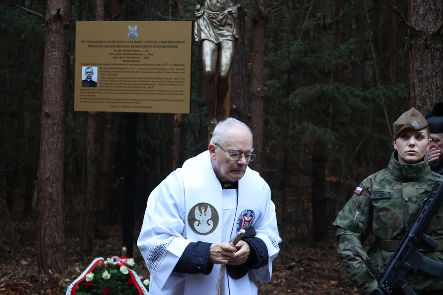 Poświęcenie krzyża upamiętniającego miejsce śmierci ks. Michała Pilipca i pozostałych ofiar – Głogów Młp. 8 grudnia 2024. Fot. Katarzyna Gajda-Bator (IPN)