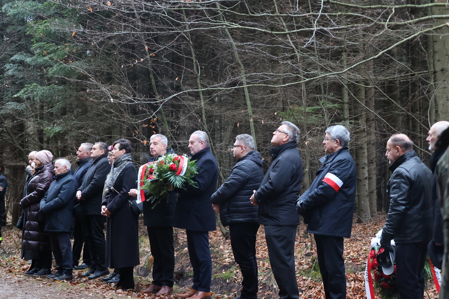 Poświęcenie krzyża upamiętniającego miejsce śmierci ks. Michała Pilipca i pozostałych ofiar – Głogów Młp. 8 grudnia 2024. Fot. Katarzyna Gajda-Bator (IPN)