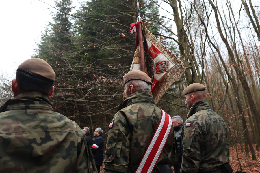 Poświęcenie krzyża upamiętniającego miejsce śmierci ks. Michała Pilipca i pozostałych ofiar – Głogów Młp. 8 grudnia 2024. Fot. Katarzyna Gajda-Bator (IPN)