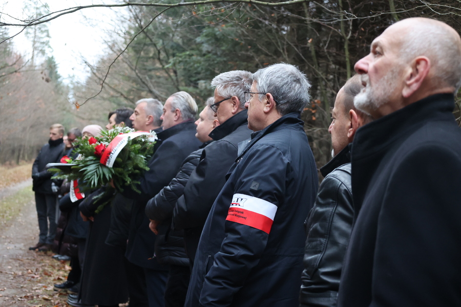 Poświęcenie krzyża upamiętniającego miejsce śmierci ks. Michała Pilipca i pozostałych ofiar – Głogów Młp. 8 grudnia 2024. Fot. Katarzyna Gajda-Bator (IPN)