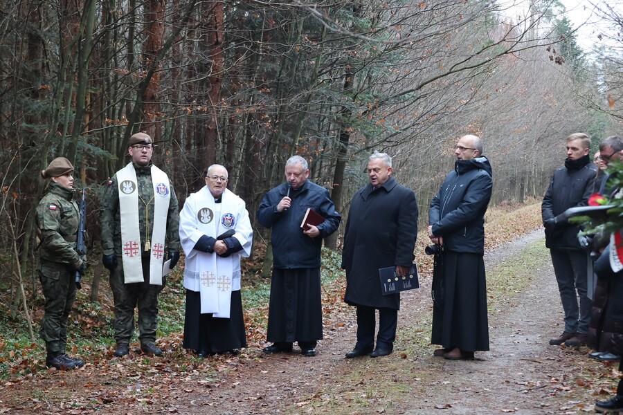 Poświęcenie krzyża upamiętniającego miejsce śmierci ks. Michała Pilipca i pozostałych ofiar – Głogów Młp. 8 grudnia 2024. Fot. Katarzyna Gajda-Bator (IPN)