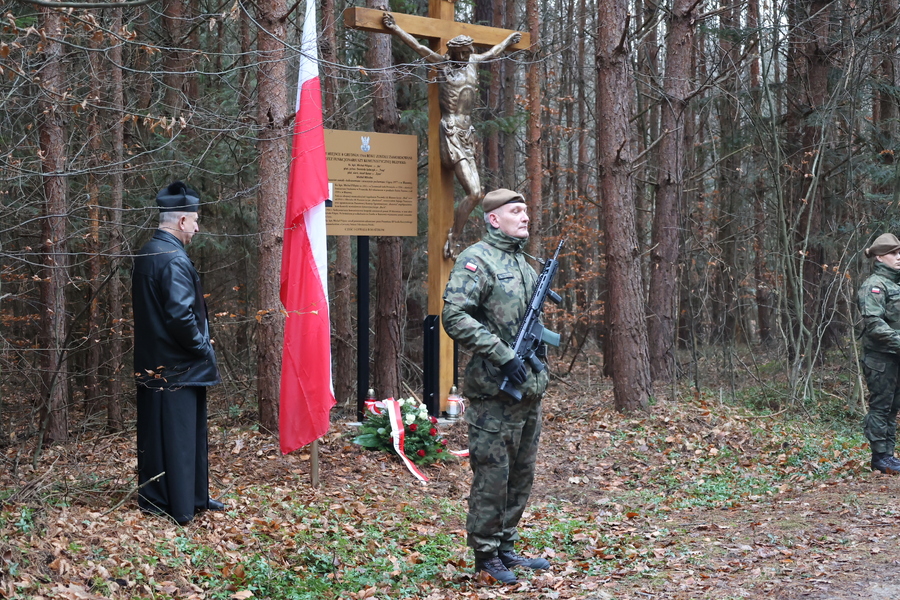 Poświęcenie krzyża upamiętniającego miejsce śmierci ks. Michała Pilipca i pozostałych ofiar – Głogów Młp. 8 grudnia 2024. Fot. Katarzyna Gajda-Bator (IPN)