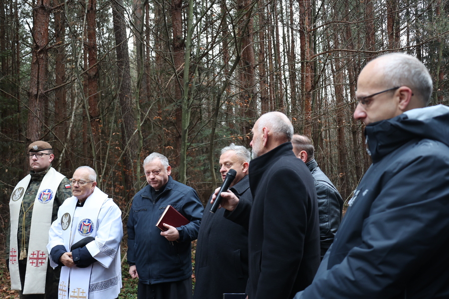 Poświęcenie krzyża upamiętniającego miejsce śmierci ks. Michała Pilipca i pozostałych ofiar – Głogów Młp. 8 grudnia 2024. Fot. Katarzyna Gajda-Bator (IPN)