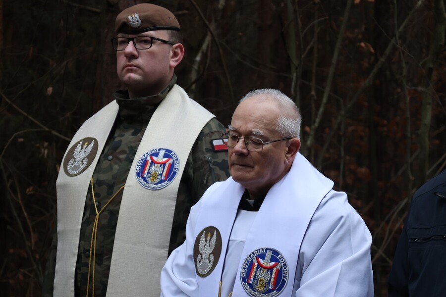 Poświęcenie krzyża upamiętniającego miejsce śmierci ks. Michała Pilipca i pozostałych ofiar – Głogów Młp. 8 grudnia 2024. Fot. Katarzyna Gajda-Bator (IPN)