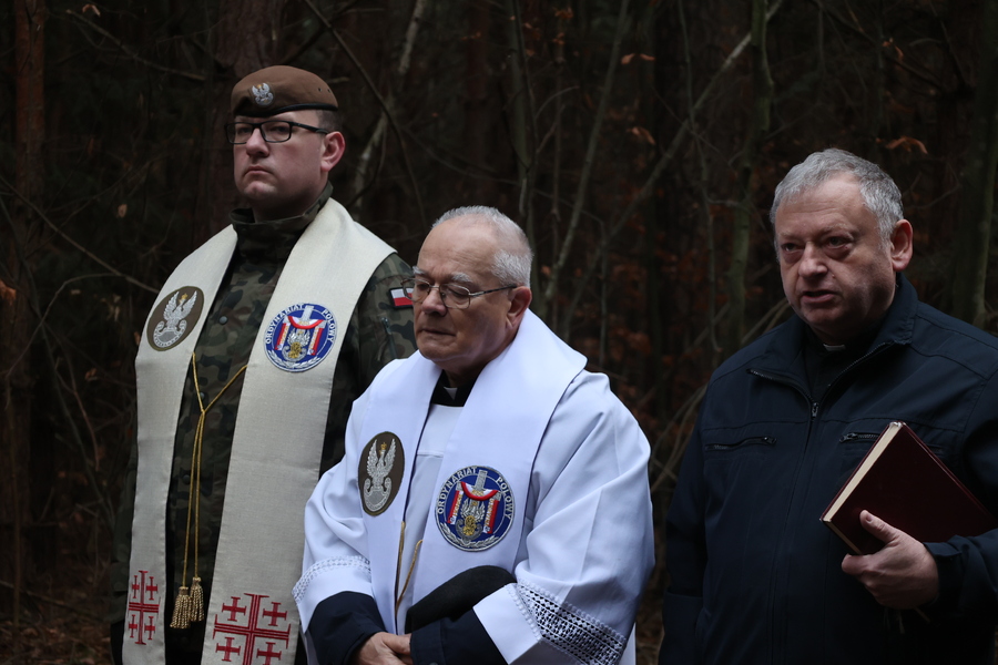 Poświęcenie krzyża upamiętniającego miejsce śmierci ks. Michała Pilipca i pozostałych ofiar – Głogów Młp. 8 grudnia 2024. Fot. Katarzyna Gajda-Bator (IPN)