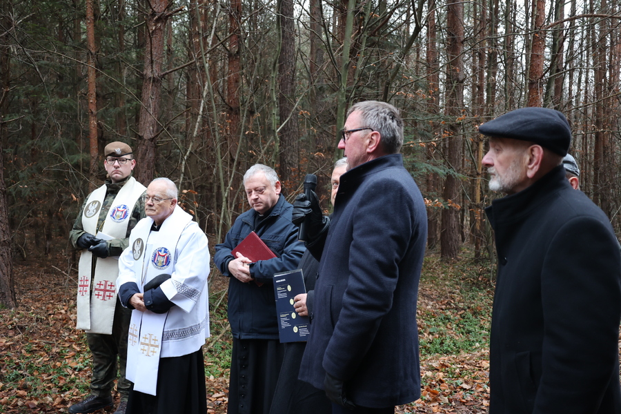 Poświęcenie krzyża upamiętniającego miejsce śmierci ks. Michała Pilipca i pozostałych ofiar – Głogów Młp. 8 grudnia 2024. Fot. Katarzyna Gajda-Bator (IPN)