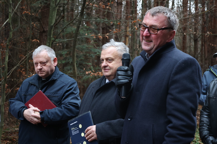 Poświęcenie krzyża upamiętniającego miejsce śmierci ks. Michała Pilipca i pozostałych ofiar – Głogów Młp. 8 grudnia 2024. Fot. Katarzyna Gajda-Bator (IPN)