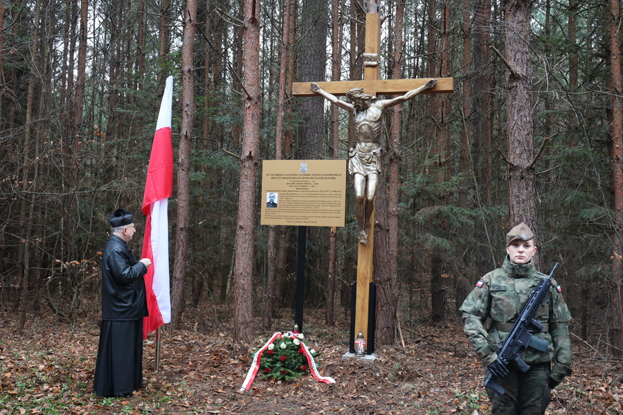 Poświęcenie krzyża upamiętniającego miejsce śmierci ks. Michała Pilipca i pozostałych ofiar – Głogów Młp. 8 grudnia 2024. Fot. Katarzyna Gajda-Bator (IPN)