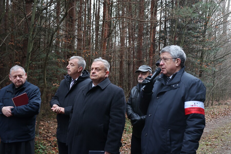 Poświęcenie krzyża upamiętniającego miejsce śmierci ks. Michała Pilipca i pozostałych ofiar – Głogów Młp. 8 grudnia 2024. Fot. Katarzyna Gajda-Bator (IPN)