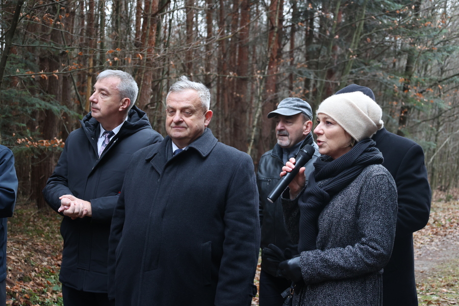 Poświęcenie krzyża upamiętniającego miejsce śmierci ks. Michała Pilipca i pozostałych ofiar – Głogów Młp. 8 grudnia 2024. Fot. Katarzyna Gajda-Bator (IPN)