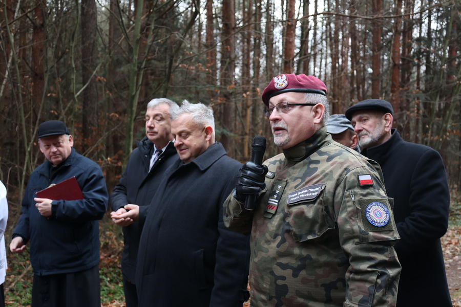 Poświęcenie krzyża upamiętniającego miejsce śmierci ks. Michała Pilipca i pozostałych ofiar – Głogów Młp. 8 grudnia 2024. Fot. Katarzyna Gajda-Bator (IPN)