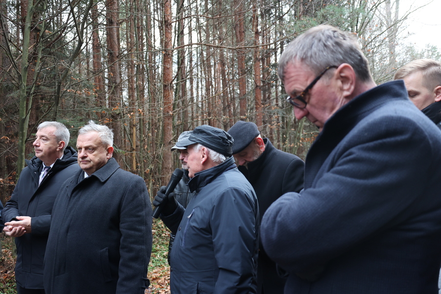 Poświęcenie krzyża upamiętniającego miejsce śmierci ks. Michała Pilipca i pozostałych ofiar – Głogów Młp. 8 grudnia 2024. Fot. Katarzyna Gajda-Bator (IPN)