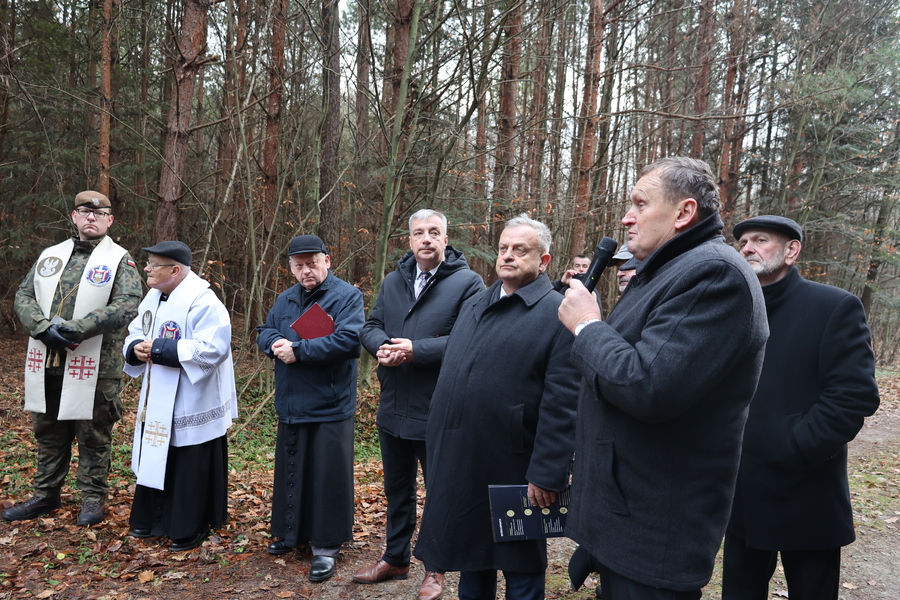 Poświęcenie krzyża upamiętniającego miejsce śmierci ks. Michała Pilipca i pozostałych ofiar – Głogów Młp. 8 grudnia 2024. Fot. Katarzyna Gajda-Bator (IPN)