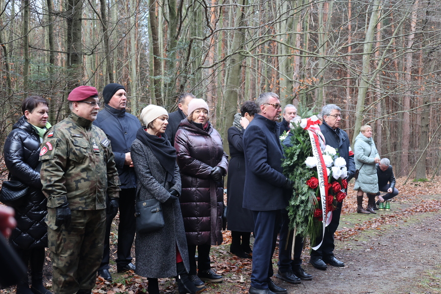 Poświęcenie krzyża upamiętniającego miejsce śmierci ks. Michała Pilipca i pozostałych ofiar – Głogów Młp. 8 grudnia 2024. Fot. Katarzyna Gajda-Bator (IPN)