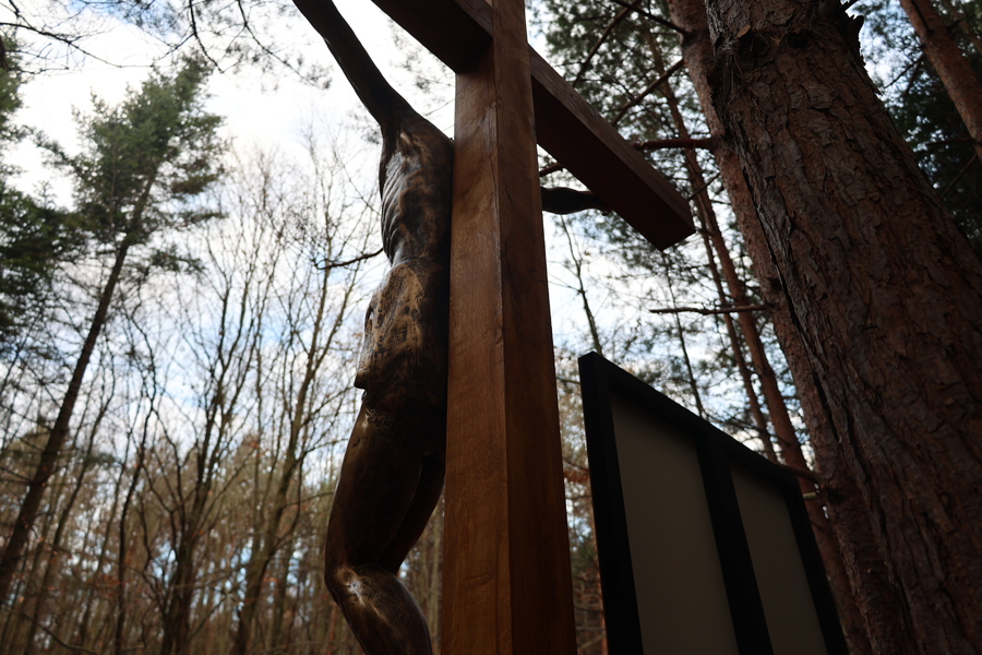 Poświęcenie krzyża upamiętniającego miejsce śmierci ks. Michała Pilipca i pozostałych ofiar – Głogów Młp. 8 grudnia 2024. Fot. Katarzyna Gajda-Bator (IPN)