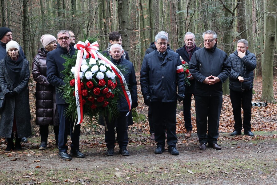Poświęcenie krzyża upamiętniającego miejsce śmierci ks. Michała Pilipca i pozostałych ofiar – Głogów Młp. 8 grudnia 2024. Fot. Katarzyna Gajda-Bator (IPN)