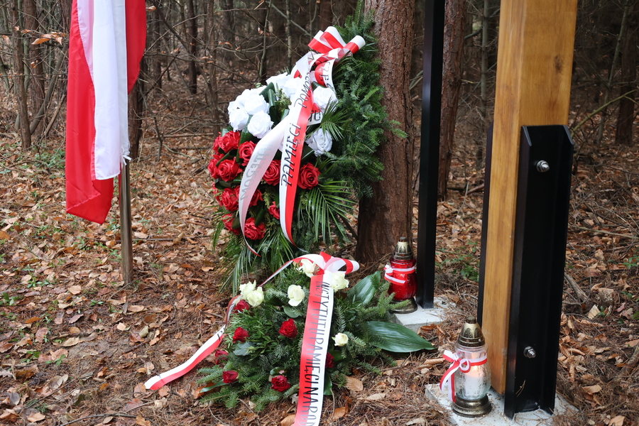 Poświęcenie krzyża upamiętniającego miejsce śmierci ks. Michała Pilipca i pozostałych ofiar – Głogów Młp. 8 grudnia 2024. Fot. Katarzyna Gajda-Bator (IPN)