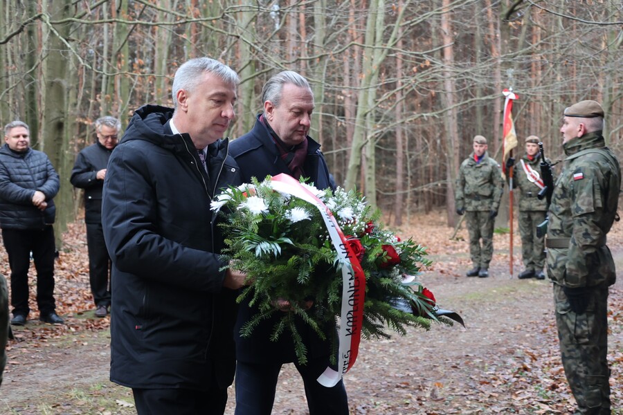 Poświęcenie krzyża upamiętniającego miejsce śmierci ks. Michała Pilipca i pozostałych ofiar – Głogów Młp. 8 grudnia 2024. Fot. Katarzyna Gajda-Bator (IPN)