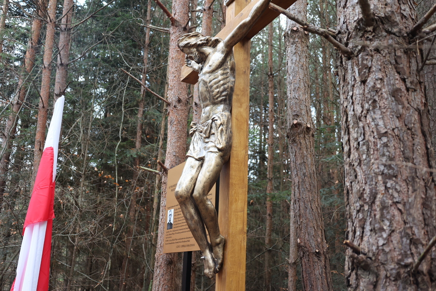 Poświęcenie krzyża upamiętniającego miejsce śmierci ks. Michała Pilipca i pozostałych ofiar – Głogów Młp. 8 grudnia 2024. Fot. Katarzyna Gajda-Bator (IPN)