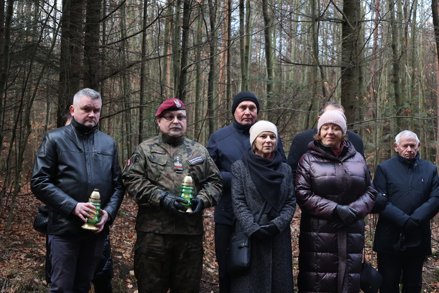 Poświęcenie krzyża upamiętniającego miejsce śmierci ks. Michała Pilipca i pozostałych ofiar – Głogów Młp. 8 grudnia 2024. Fot. Katarzyna Gajda-Bator (IPN)