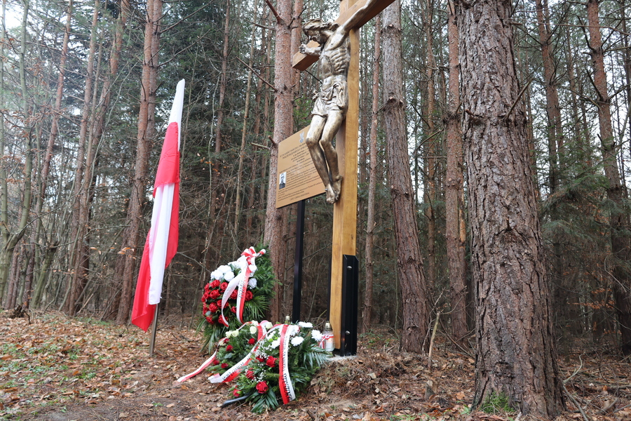 Poświęcenie krzyża upamiętniającego miejsce śmierci ks. Michała Pilipca i pozostałych ofiar – Głogów Młp. 8 grudnia 2024. Fot. Katarzyna Gajda-Bator (IPN)