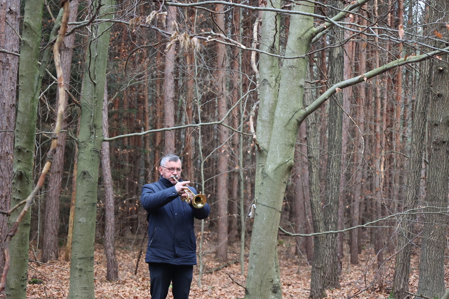 Poświęcenie krzyża upamiętniającego miejsce śmierci ks. Michała Pilipca i pozostałych ofiar, odegranie pieśni Śpij Kolego – Głogów Młp. 8 grudnia 2024. Fot. Katarzyna Gajda-Bator (IPN)