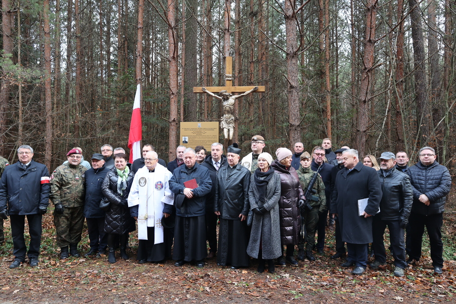 Poświęcenie krzyża upamiętniającego miejsce śmierci ks. Michała Pilipca i pozostałych ofiar – Głogów Młp. 8 grudnia 2024. Fot. Katarzyna Gajda-Bator (IPN)