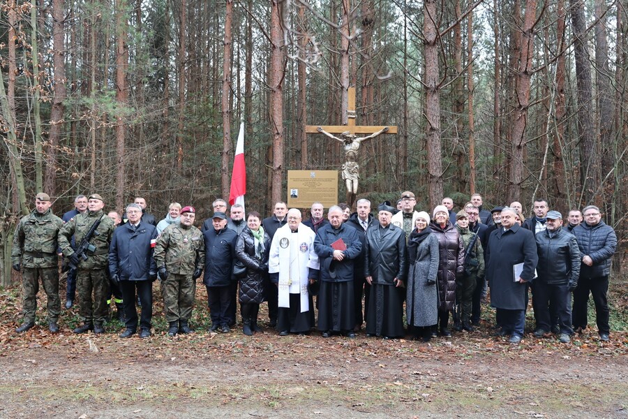 Poświęcenie krzyża upamiętniającego miejsce śmierci ks. Michała Pilipca i pozostałych ofiar – Głogów Młp. 8 grudnia 2024. Fot. Katarzyna Gajda-Bator (IPN)