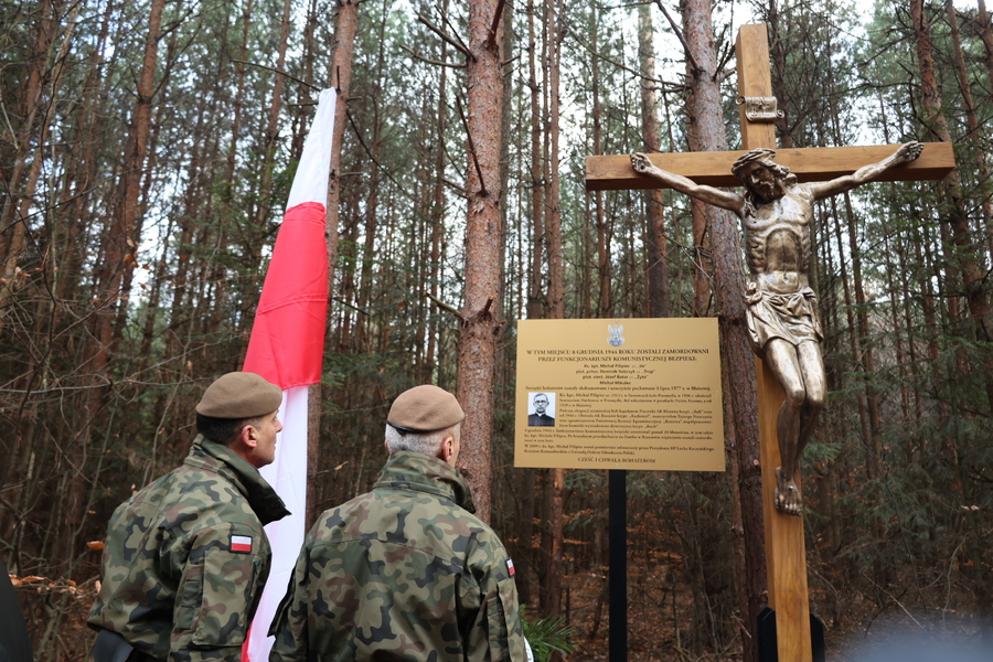Poświęcenie krzyża upamiętniającego miejsce śmierci ks. Michała Pilipca i pozostałych ofiar – Głogów Młp. 8 grudnia 2024. Fot. Katarzyna Gajda-Bator (IPN)