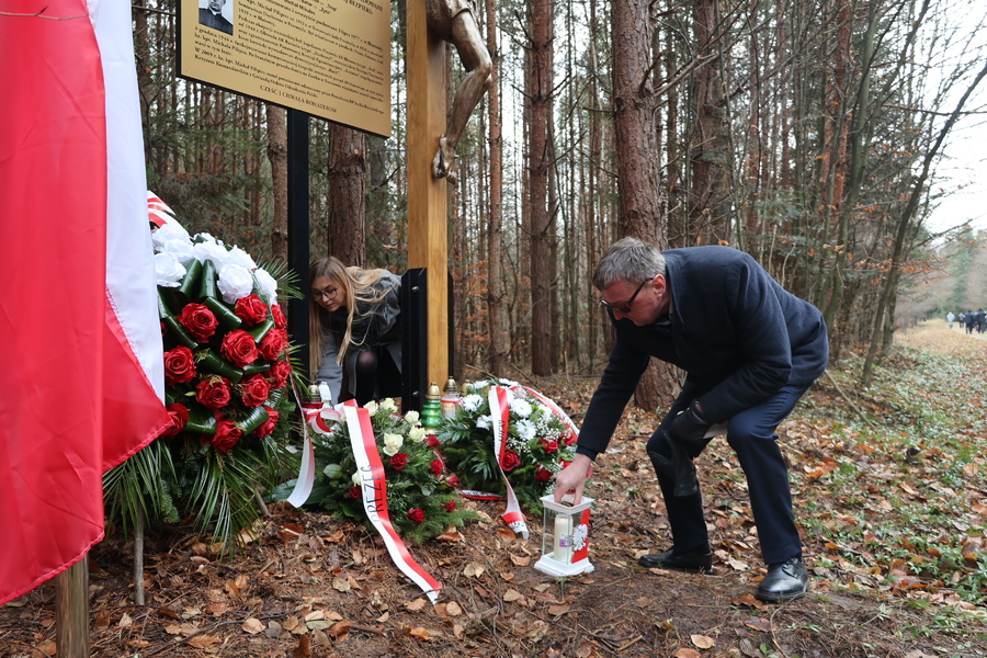 Poświęcenie krzyża upamiętniającego miejsce śmierci ks. Michała Pilipca i pozostałych ofiar – Głogów Młp. 8 grudnia 2024. Fot. Katarzyna Gajda-Bator (IPN)
