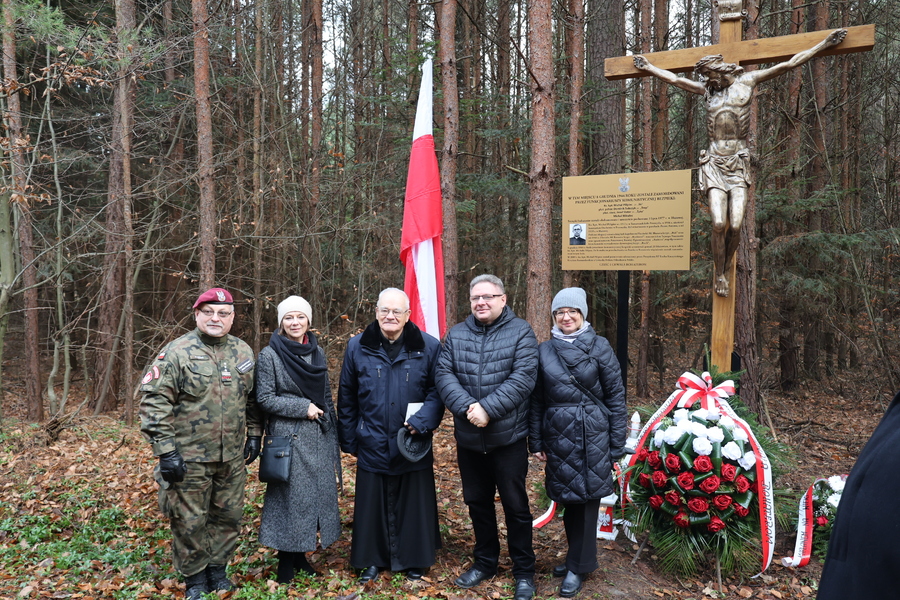 Poświęcenie krzyża upamiętniającego miejsce śmierci ks. Michała Pilipca i pozostałych ofiar – Głogów Młp. 8 grudnia 2024. Fot. Katarzyna Gajda-Bator (IPN)