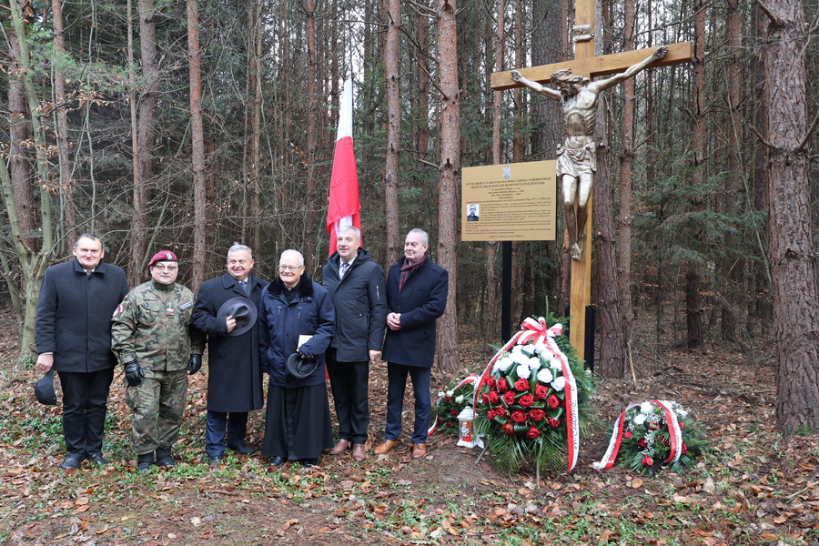 Poświęcenie krzyża upamiętniającego miejsce śmierci ks. Michała Pilipca i pozostałych ofiar – Głogów Młp. 8 grudnia 2024. Fot. Katarzyna Gajda-Bator (IPN)