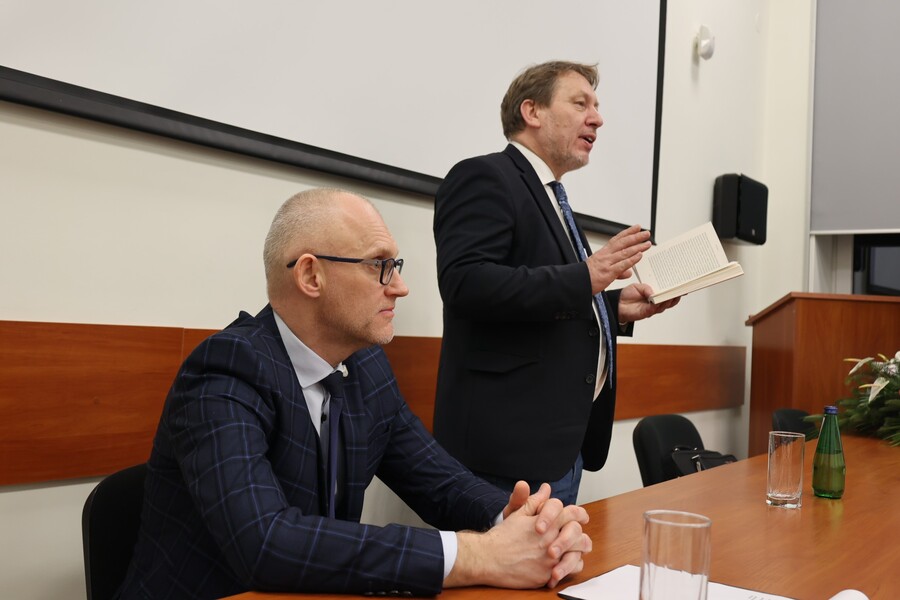 Dr Paweł Fornal z prof. Janem Majchrowskim – Rzeszów, 12 grudnia 2024. Fot. Katarzyna Gajda-Bator (IPN)