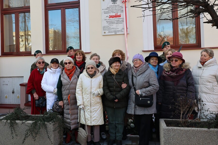 Odsłonięcie tablicy poświęconej działaczkom Solidarności internowanym w Areszcie Śledczym w Nisku – 13 grudnia 2024. Fot. Katarzyna Gajda-Bator (IPN)