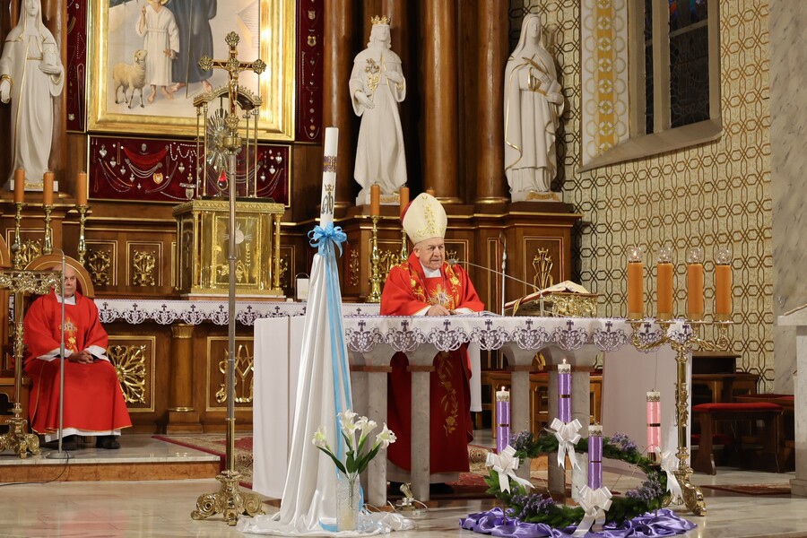 Msza św. przed odsłonięciem tablicy poświęconej działaczkom Solidarności internowanym w Areszcie Śledczym w Nisku – 13 grudnia 2024. Fot. Katarzyna Gajda-Bator (IPN)