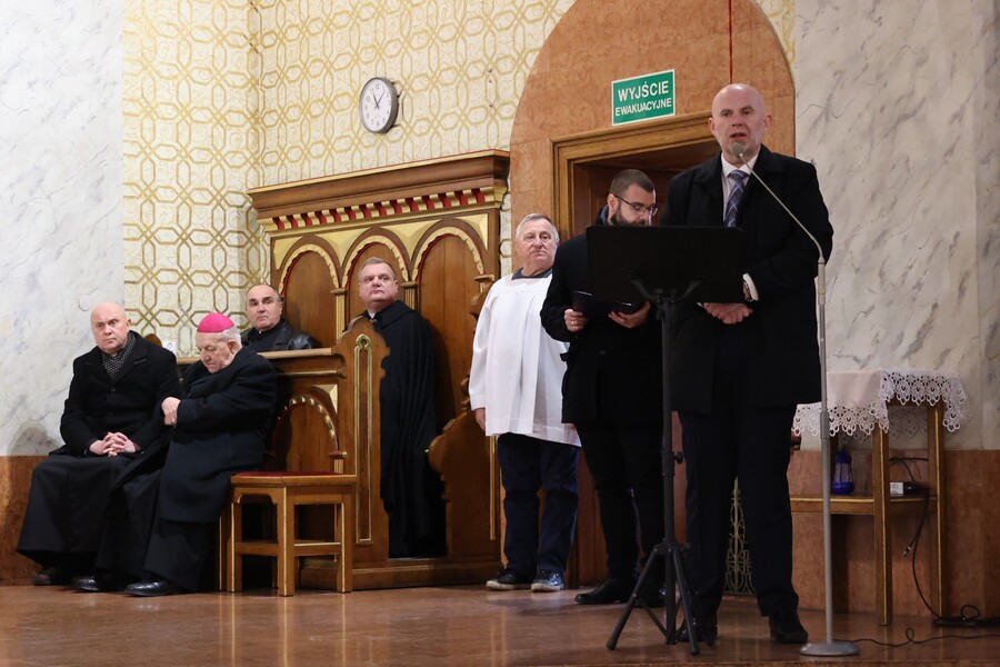 Konrad Krzyżak, burmistrz Niska na uroczystości odsłonięcia tablicy poświęconej działaczkom Solidarności internowanym w Areszcie Śledczym w Nisku – 13 grudnia 2024. Fot. Katarzyna Gajda-Bator (IPN)