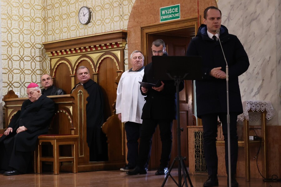 Rafał Weber, poseł RP na uroczystości odsłonięcia tablicy poświęconej działaczkom Solidarności internowanym w Areszcie Śledczym w Nisku – 13 grudnia 2024. Fot. Katarzyna Gajda-Bator (IPN)
