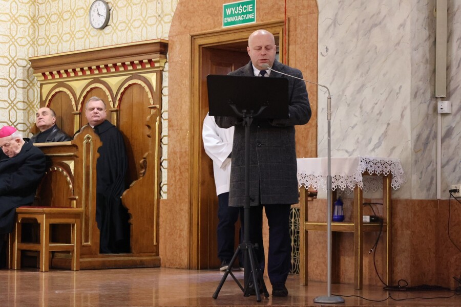 Robert Bednarz, starosta niżański na uroczystości odsłonięcia tablicy poświęconej działaczkom Solidarności internowanym w Areszcie Śledczym w Nisku – 13 grudnia 2024. Fot. Katarzyna Gajda-Bator (IPN)