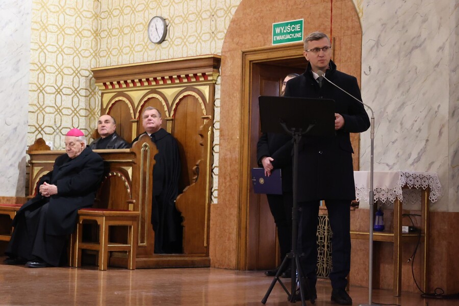 Dr Marcin Bukała na uroczystości odsłonięcia tablicy poświęconej działaczkom Solidarności internowanym w Areszcie Śledczym w Nisku – 13 grudnia 2024. Fot. Katarzyna Gajda-Bator (IPN)