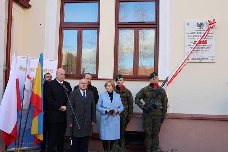 Odsłonięcie tablicy poświęconej działaczkom Solidarności internowanym w Areszcie Śledczym w Nisku – 13 grudnia 2024. Fot. Katarzyna Gajda-Bator (IPN)