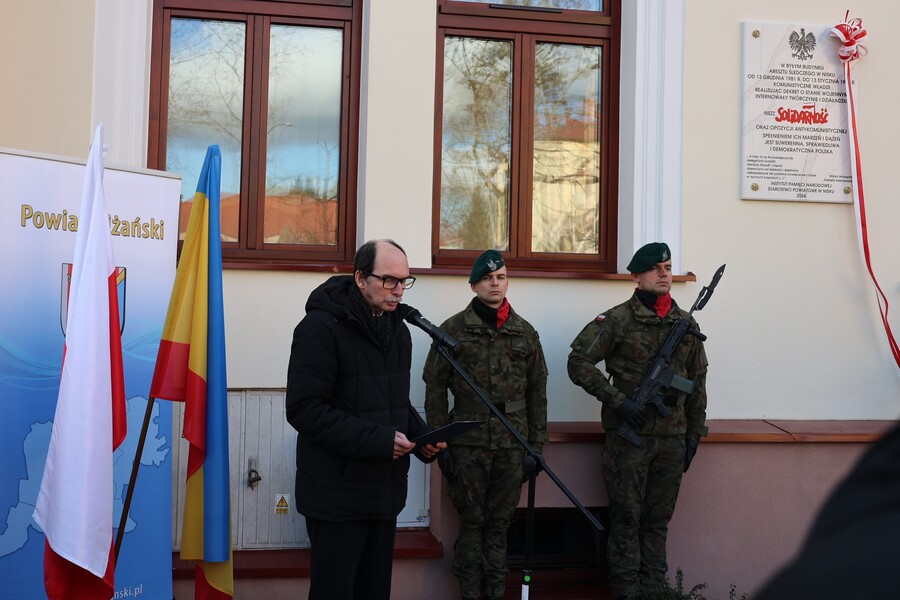 Odsłonięcie tablicy poświęconej działaczkom Solidarności internowanym w Areszcie Śledczym w Nisku – 13 grudnia 2024. Fot. Katarzyna Gajda-Bator (IPN)