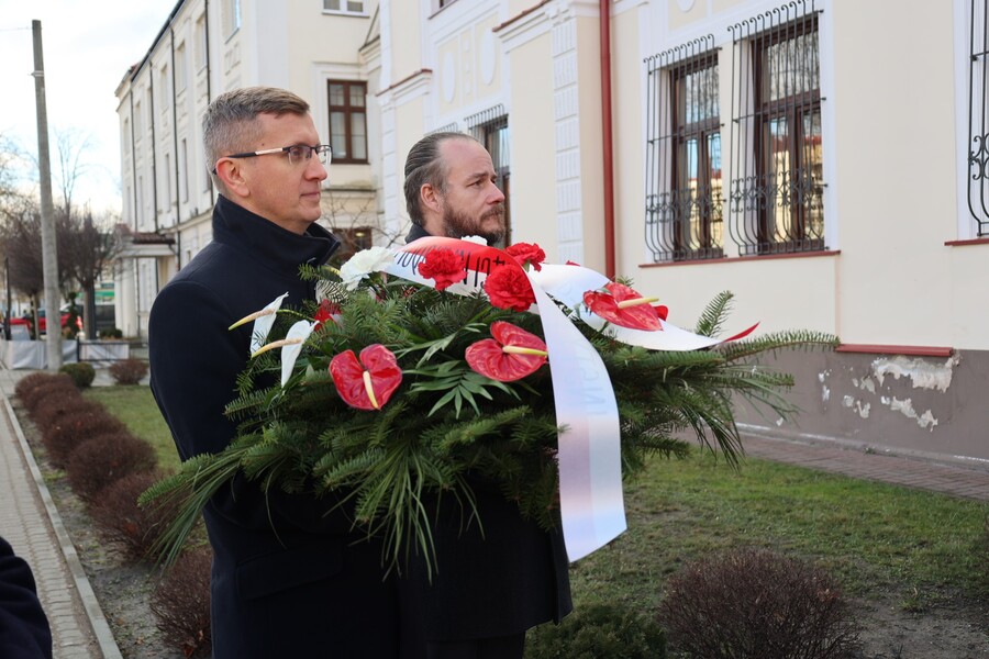 Dr Marcin Bukała i Hubert Bury na odsłonięciu tablicy poświęconej działaczkom Solidarności internowanym w Areszcie Śledczym w Nisku – 13 grudnia 2024. Fot. Katarzyna Gajda-Bator (IPN)